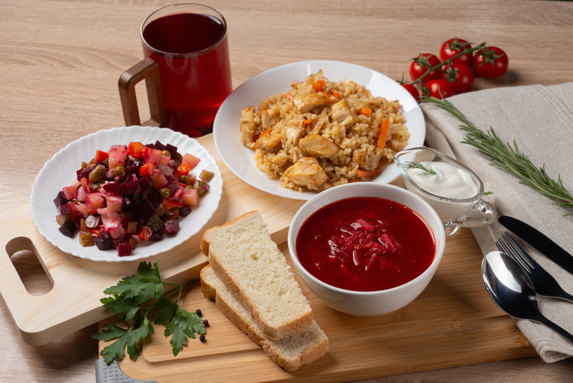 Корпоративное питание ОбедПрофи — салат, борщ, плов и компот